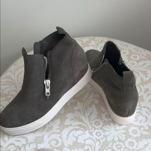 NEVER WORN Steve Madden High-Top Sneakers